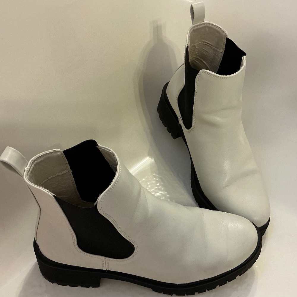 Women’s white and black retro  goth chunky heel  booties Size 10